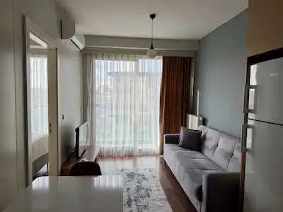 EMİNE GÖKTÜRK’TEN YÜKSEK KAT EŞYALI BALKONLU 1+1 KİRALIK