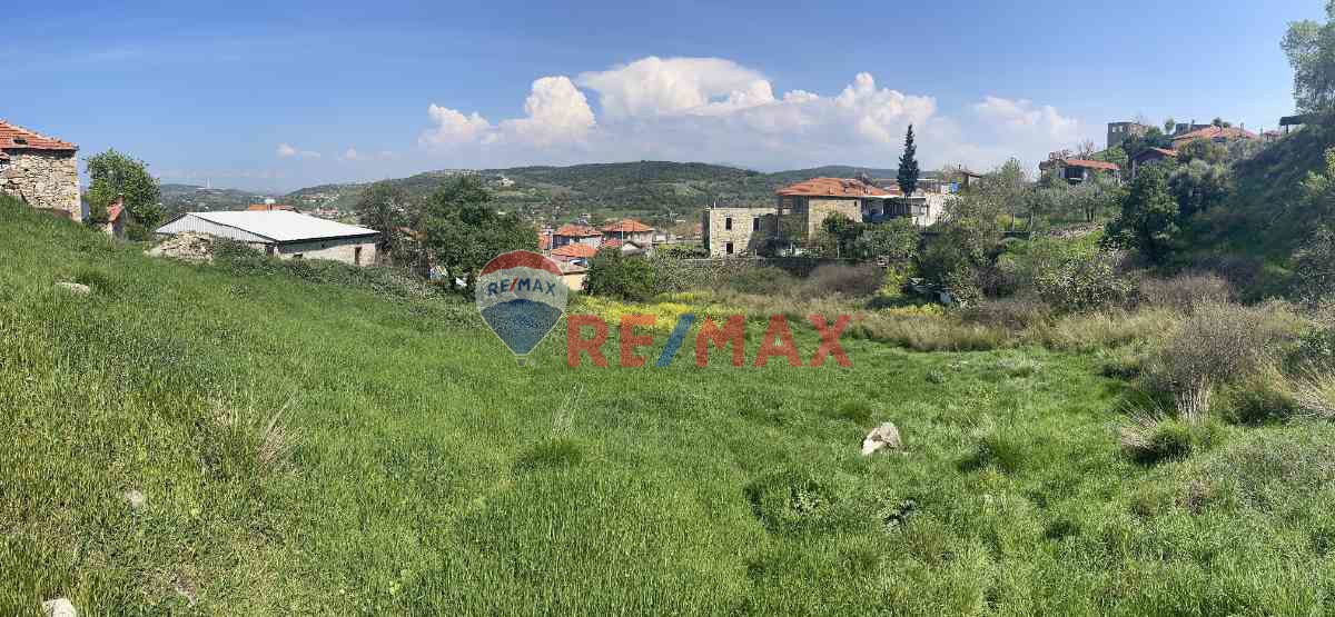 FOÇA KOZBEYLİ KÖYÜN TAM MERKEZİNDE 996 M2 KÖYİÇİ İMARLI ARSA