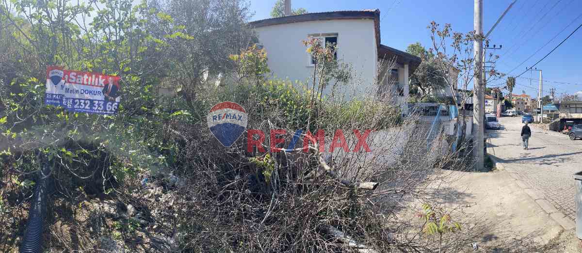 FOÇA KOZBEYLİ KÖYÜN TAM MERKEZİNDE 996 M2 KÖYİÇİ İMARLI ARSA