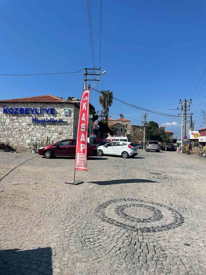 FOÇA KOZBEYLİ KÖYÜN TAM MERKEZİNDE 996 M2 KÖYİÇİ İMARLI ARSA