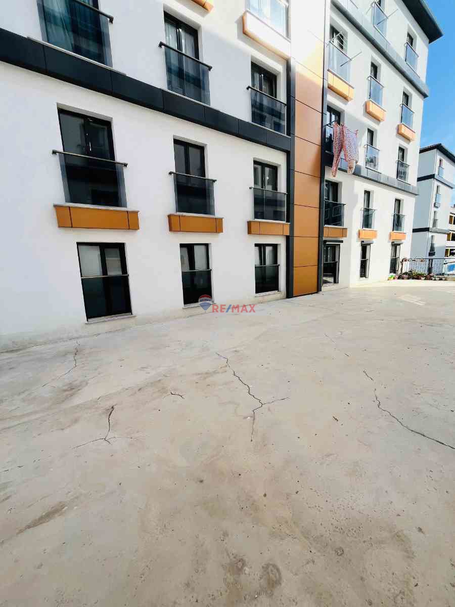 CEVIZLI BANKALAR CADDESINDE MİNİBÜS YOLUNA 20 METRE 3+1