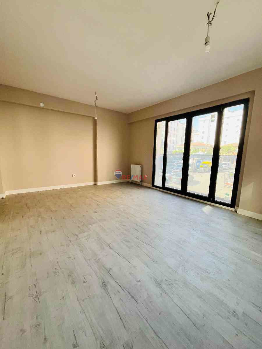 CEVIZLI BANKALAR CADDESINDE MİNİBÜS YOLUNA 20 METRE 3+1