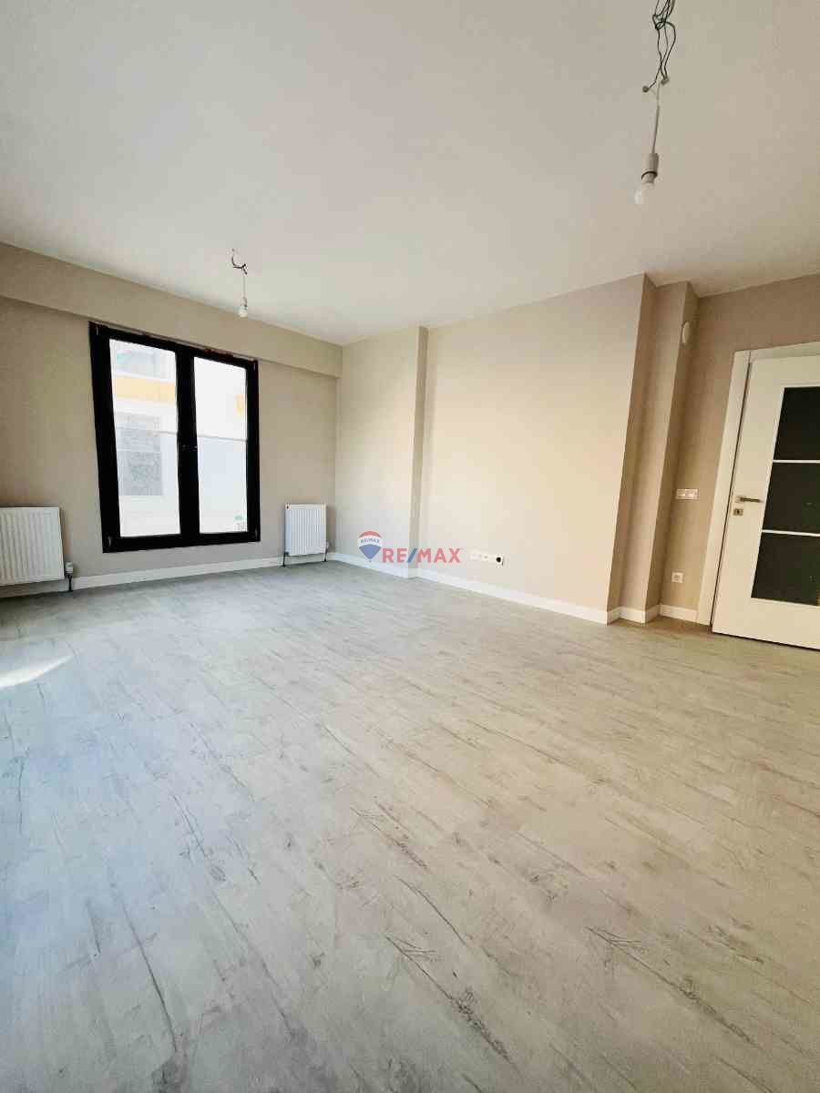 CEVIZLI BANKALAR CADDESINDE MİNİBÜS YOLUNA 20 METRE 3+1