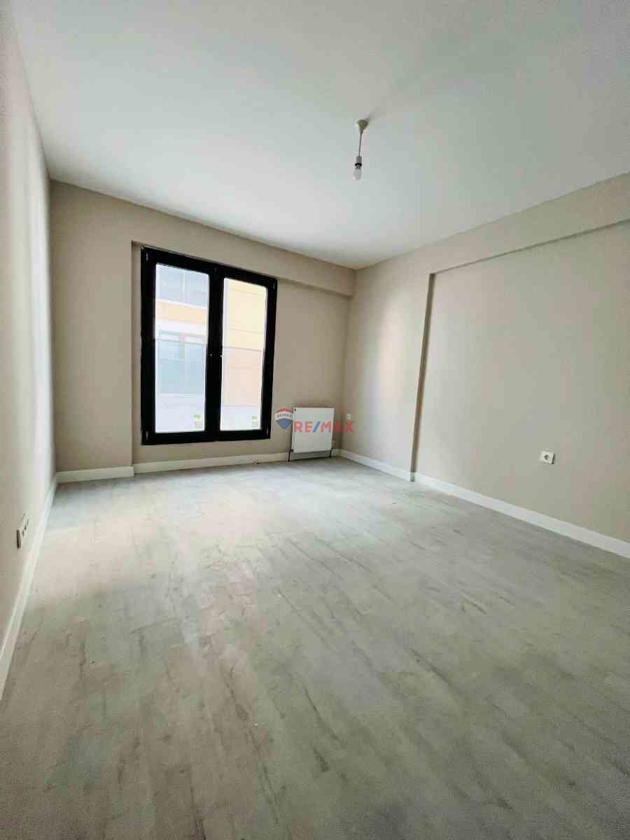 CEVIZLI BANKALAR CADDESINDE MİNİBÜS YOLUNA 20 METRE 3+1