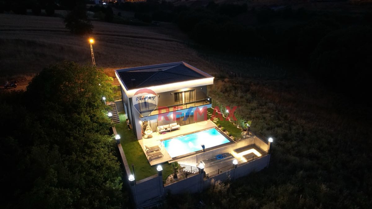 BÜYÜKOYUMCA’DA-HAVUZLU-DENİZ MANZARALI-SATILIK LÜX VİLLA