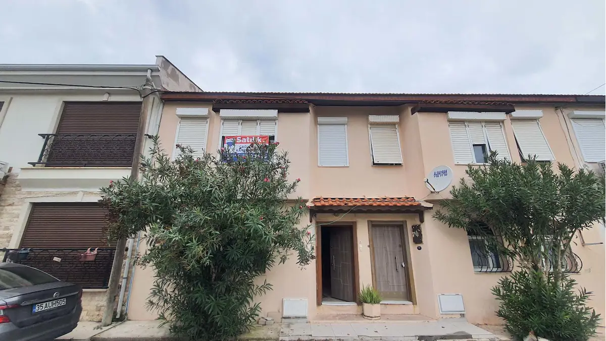 ÇEŞME ILICA'DA PLAJA 50 METRE MESAFEDE TURİZM RUHSATLI MÜSTAKİL DUBLEKS 100M2