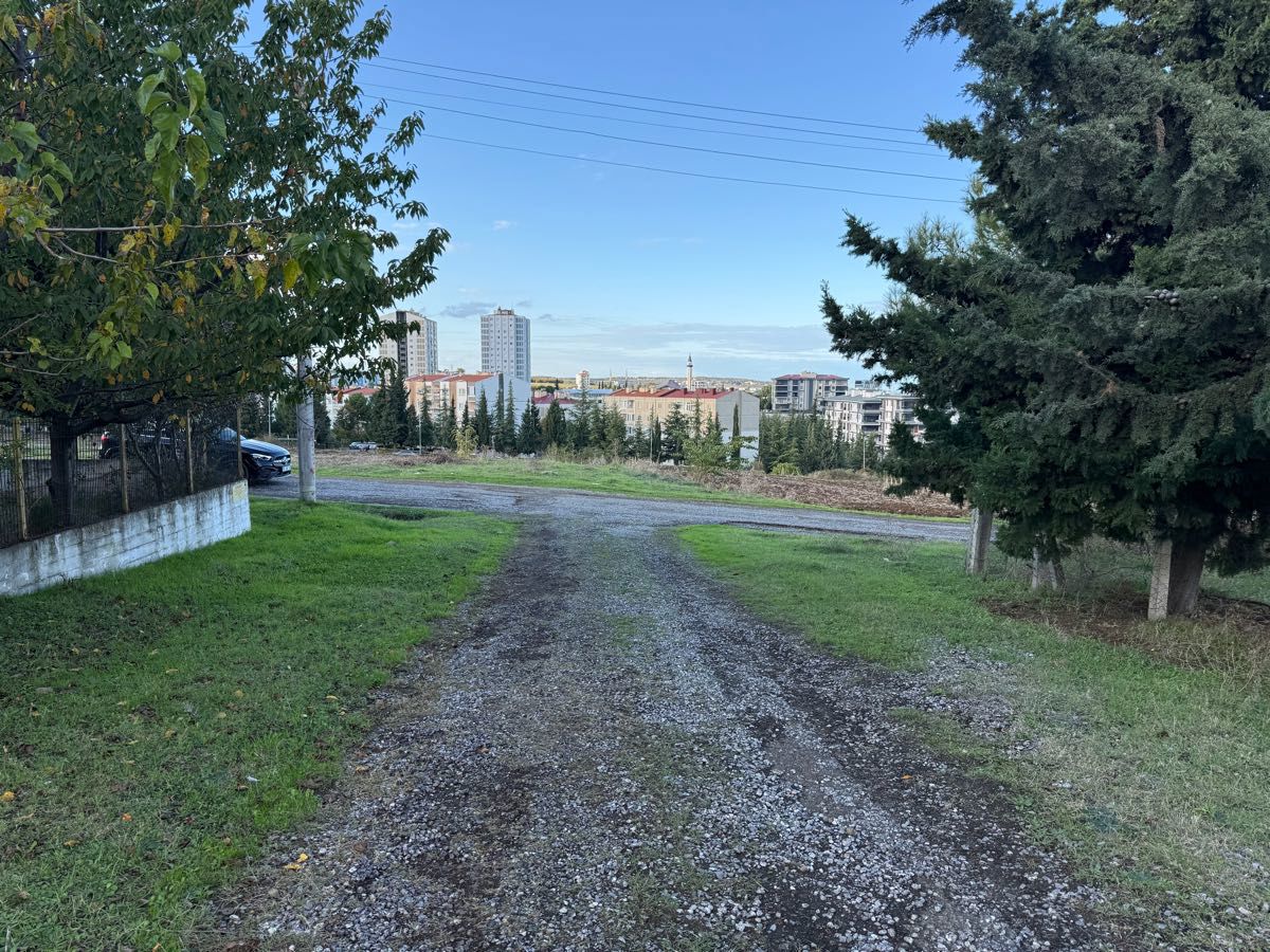 ASUMAN MÜTEVELLİOĞLU’NDAN ÜNİVERSİTEYE YAKIN KAT KARŞILIĞI ARSA