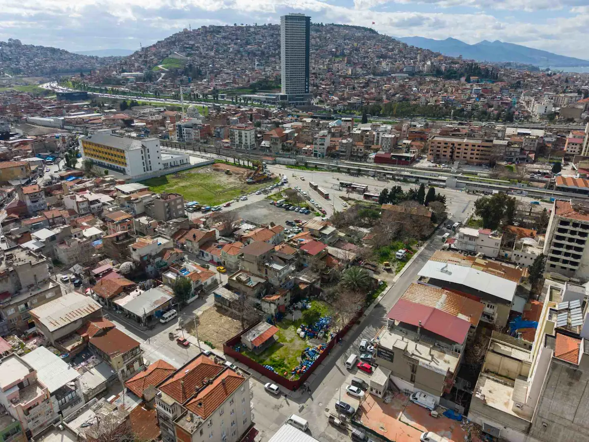 İZMIR KONAK GÜNEY MAH. KEMER İZBAN KARŞISI SATILIK IMARLI ARSA