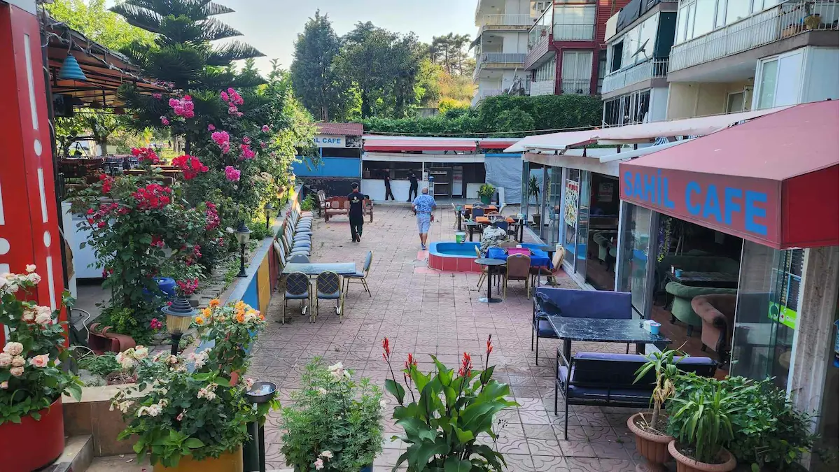 AVCILAR SAHİLİNDE DENİZ VE YEŞİLLİKLER İÇİNDE, YÜKSEK CİROLU, KURULU DÜZEN KAFE DEVREN 2