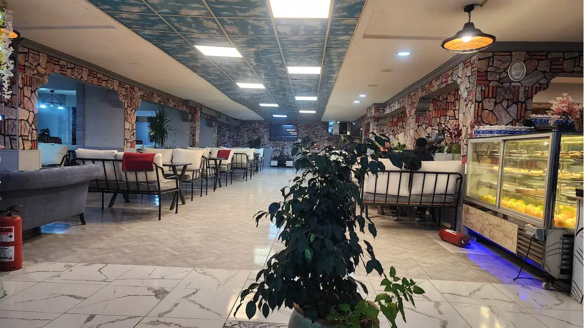 AVCILAR SAHİLİNDE DENİZ VE YEŞİLLİKLER İÇİNDE, YÜKSEK CİROLU, KURULU DÜZEN KAFE DEVREN 3