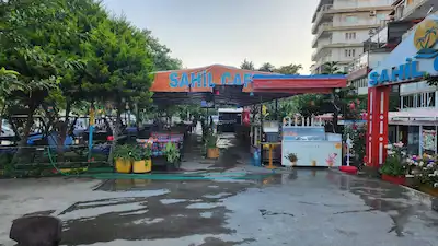 AVCILAR SAHİLİNDE DENİZ VE YEŞİLLİKLER İÇİNDE, YÜKSEK CİROLU, KURULU DÜZEN KAFE DEVREN