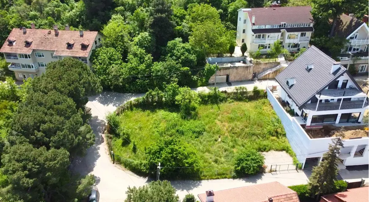 REMAX BEYAZ İNKAYA DOKTORLAR SİTESİNDE 751 M2 EMSALSİZ BAHÇE