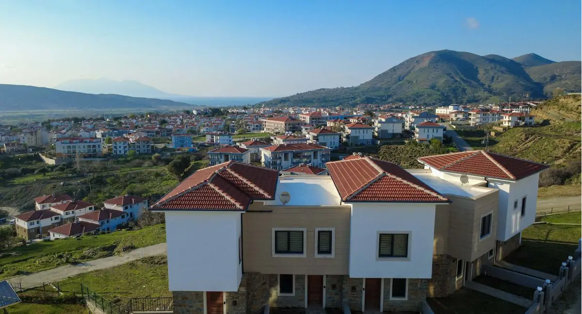 REMAX KAYA GÖKÇEADA IMBROS 5 PROJESİNDE DENİZ MANZARALI SATILIK TRIPLEKS 3+1 2