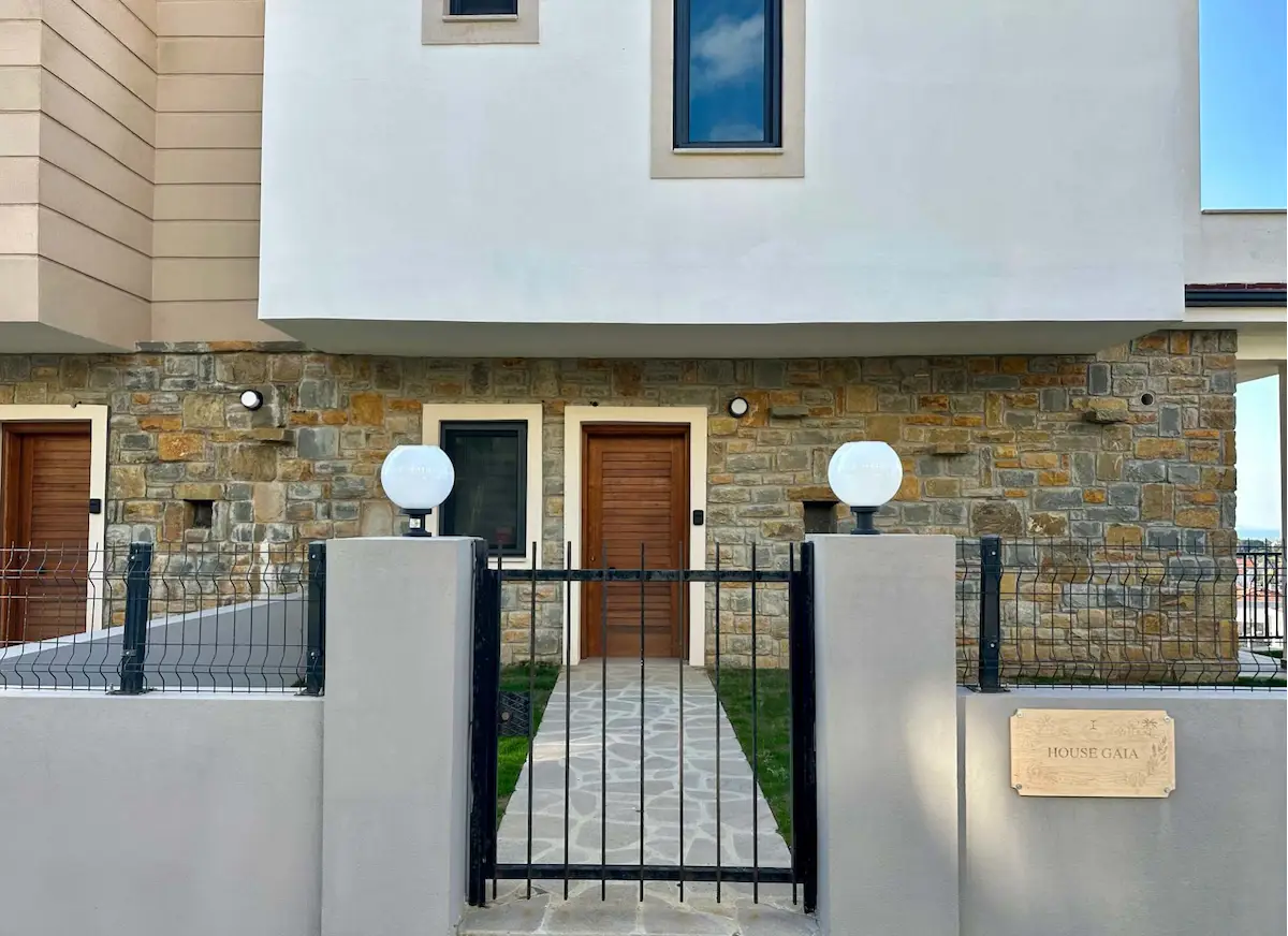 REMAX KAYA GÖKÇEADA IMBROS 5 PROJESİNDE DENİZ MANZARALI SATILIK TRIPLEKS 3+1 3