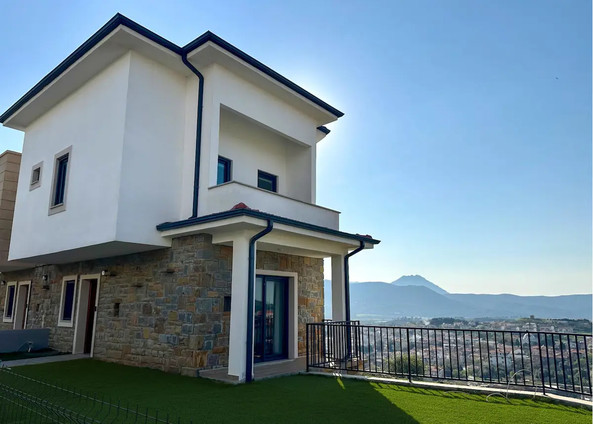 REMAX KAYA GÖKÇEADA IMBROS 5 PROJESİNDE DENİZ MANZARALI SATILIK TRIPLEKS 3+1