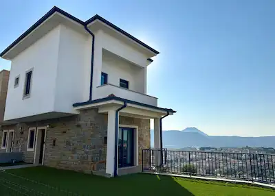 REMAX KAYA GÖKÇEADA IMBROS 5 PROJESİNDE DENİZ MANZARALI SATILIK TRIPLEKS 3+1