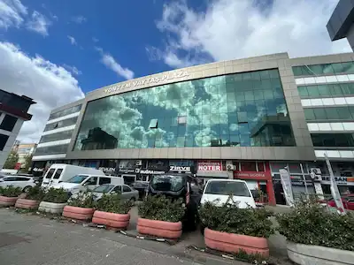 EYÜP TOPÇULAR’DA RAMİ KIŞLA CADDESİ ÜZERİNDE PLAZADA KİRALIK OFİS