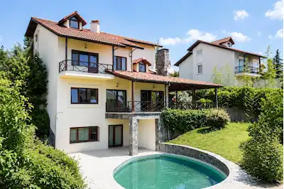 RE/MAX BEYAZ BADEMLİ ÇAĞRIŞAN’DA 800 M² ARSA İÇERİSİNDE MÜSTAKİL HAVUZLU ÖZEL VİLLA