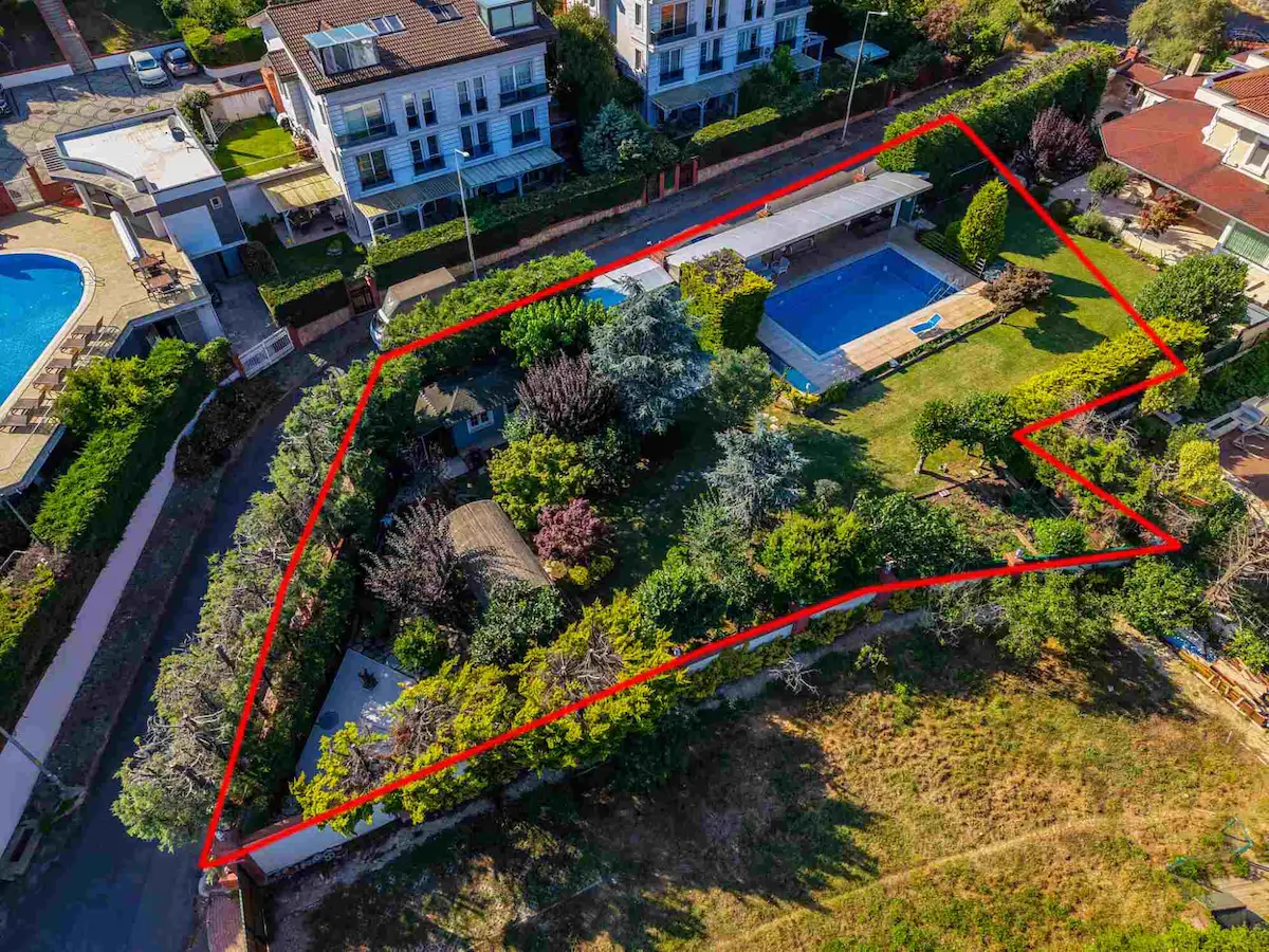ZEKERIYAKÖY MERKEZE YÜRÜME MESAFESINDE KONUT İMARLI SATILIK ARSA