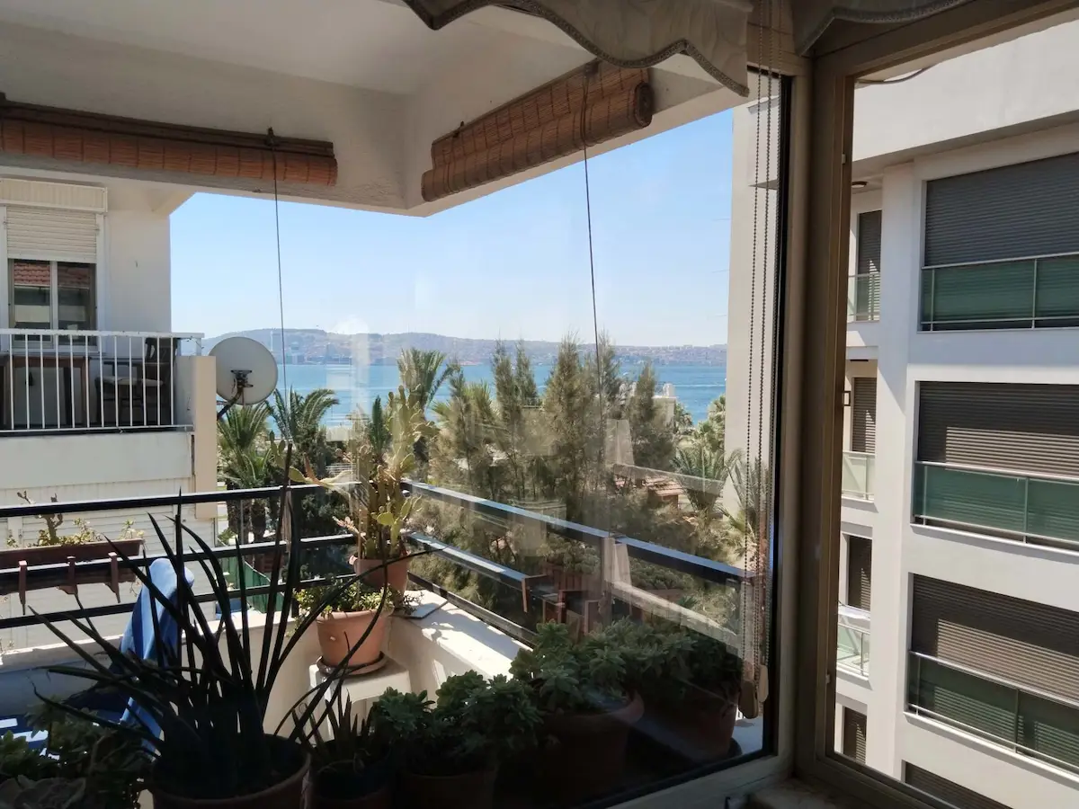 KARŞIYAKA DONANMACI’DA SAHIL YAKINI 200 M2 DENIZ MANZARALI DAIRE