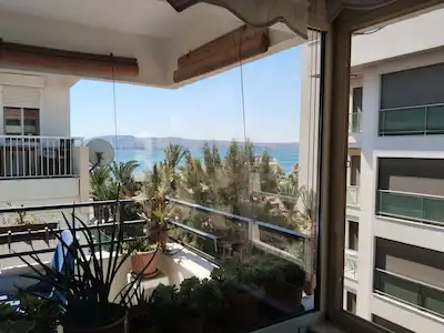 KARŞIYAKA DONANMACI’DA SAHIL YAKINI 200 M2 DENIZ MANZARALI DAIRE