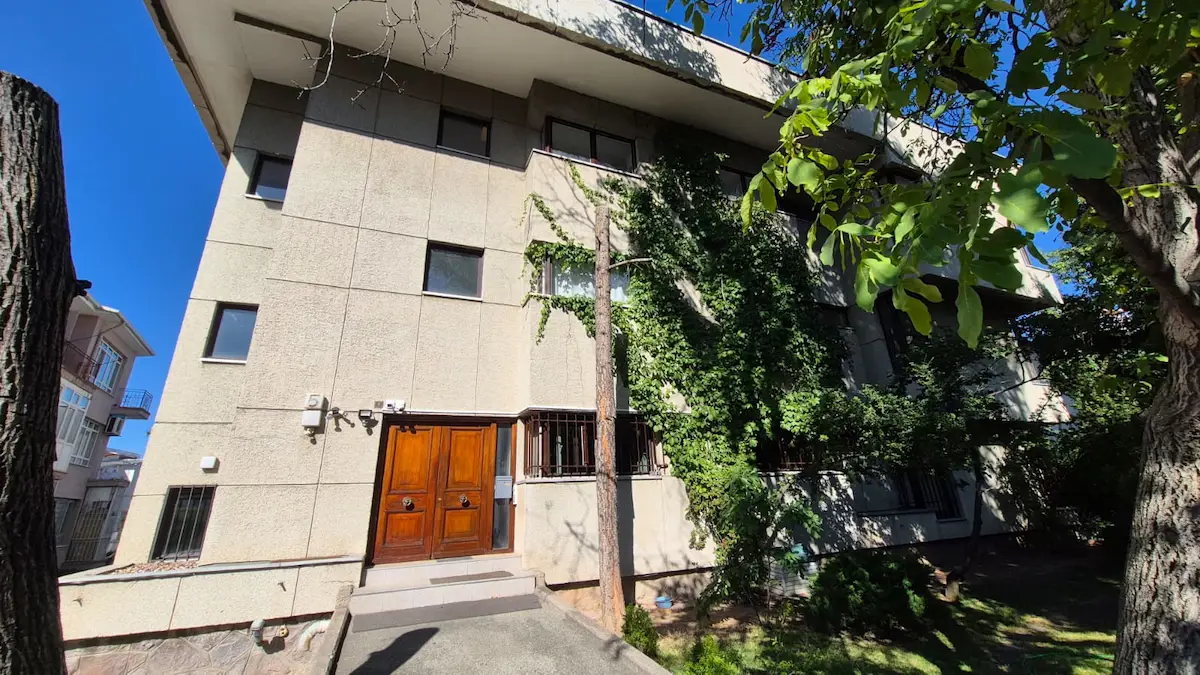 GOP ELÇİLİKLER BÖLGESİNDE, YEŞİLLİKLER İÇİNDE, 260 M² NET, 3+1, 3 KATLI BINANIN 3. KATI KİRALIKTIR!