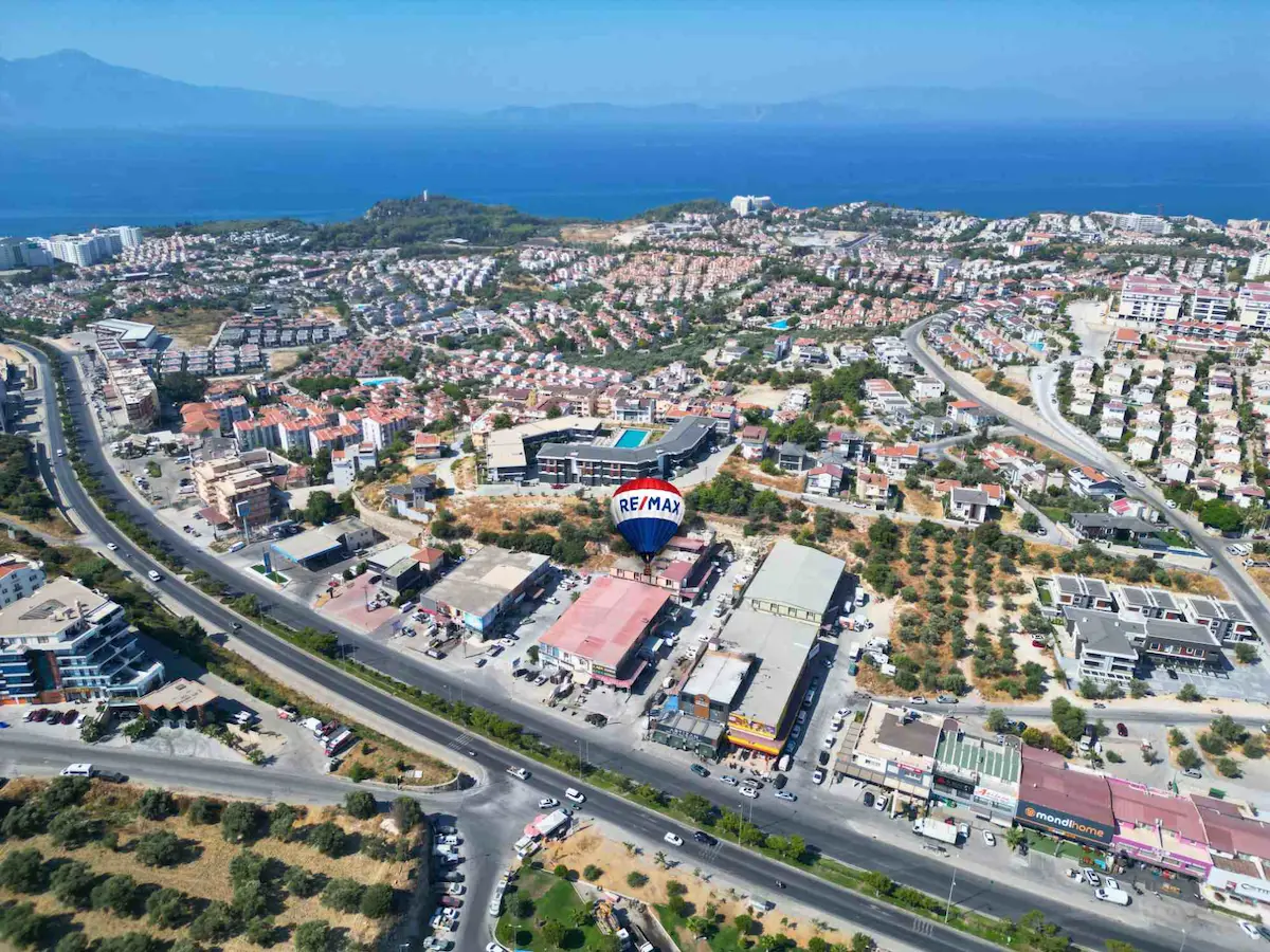 KUŞADASI SANAYİ KARŞISI – YOĞUN ARAÇ TRAFİĞİNE SAHİP 3 KATLI DÜKKAN