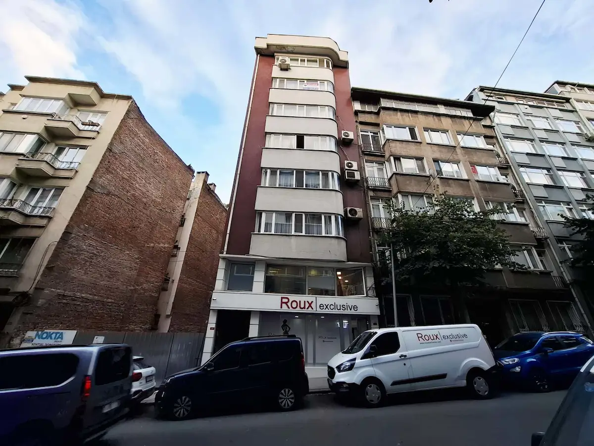ŞİŞLİ SIRACEVİZLER CADDESİ ÜZERİNDE ASANSÖRLÜ EŞYALI KİRALIK 4+1 ARA KAT DAİRE
