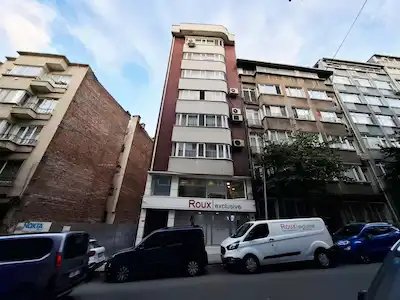 ŞİŞLİ SIRACEVİZLER CADDESİ ÜZERİNDE ASANSÖRLÜ EŞYALI KİRALIK 4+1 ARA KAT DAİRE