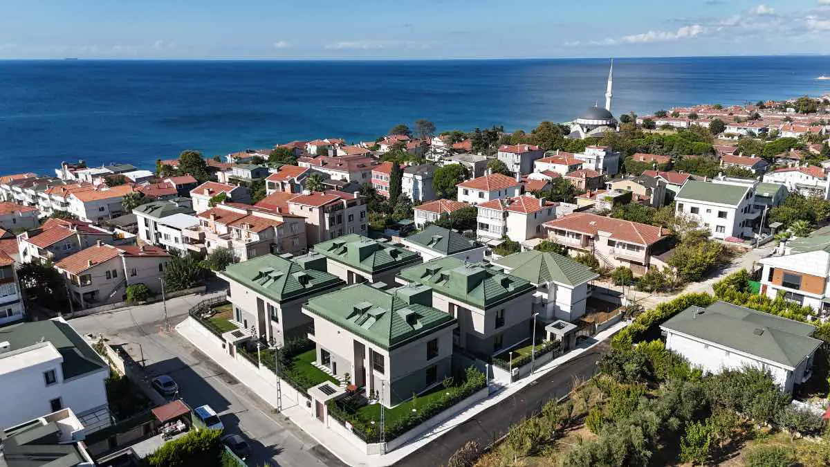 REMAX TEN BÜYÜKÇEKMECE GÜZELCE’DE SIFIR, AKILLI EV SİSTEMLİ, 7+2 LÜKS VİLLA