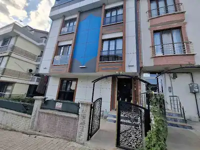 KÖRFEZ FATIH MAHALLESINDE MERKEZI KONUMDA EBEVEYN BANYOLU SATILIK GENIS 3+1 DAIRE