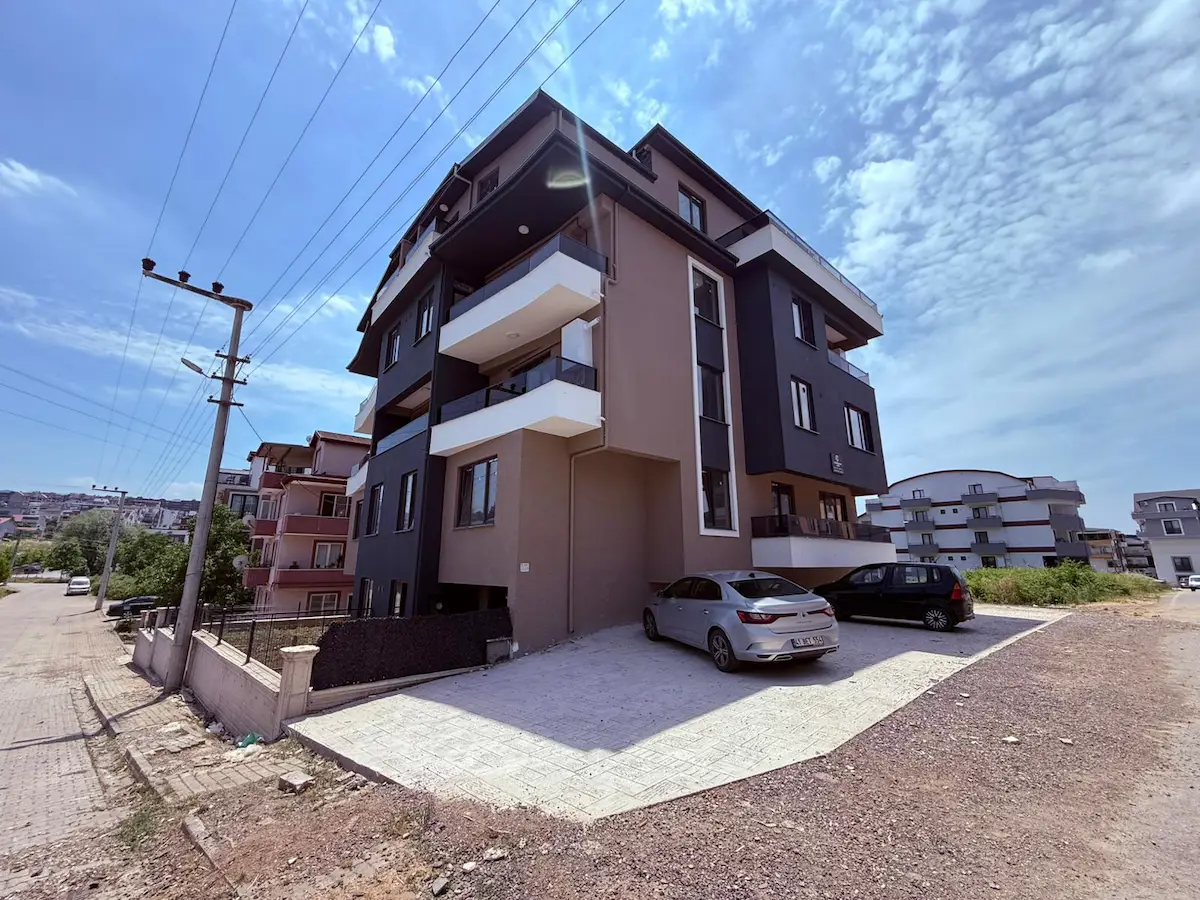 REMAX MYRADAN YEŞİLYURT MH. FİLE MARKET ARSASI 3+1 KİRALIK