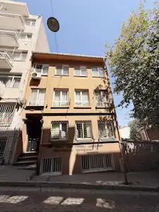 NİŞANTAŞI’NDA, MURADİYE’DE KÖŞE BİNADA ŞİRİN BİR 1,5+1 DAİRE SATILIK