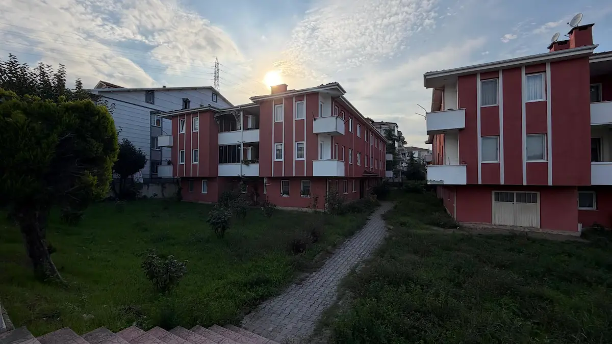 SERDİVAN KEMALPAŞA’DA, DİŞ HASTANESİNE 300 MT, 2 BALKONLU, DEPOLAMA ALANLI 3+1!