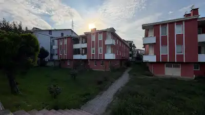 SERDİVAN KEMALPAŞA’DA, DİŞ HASTANESİNE 300 MT, 2 BALKONLU, DEPOLAMA ALANLI 3+1!
