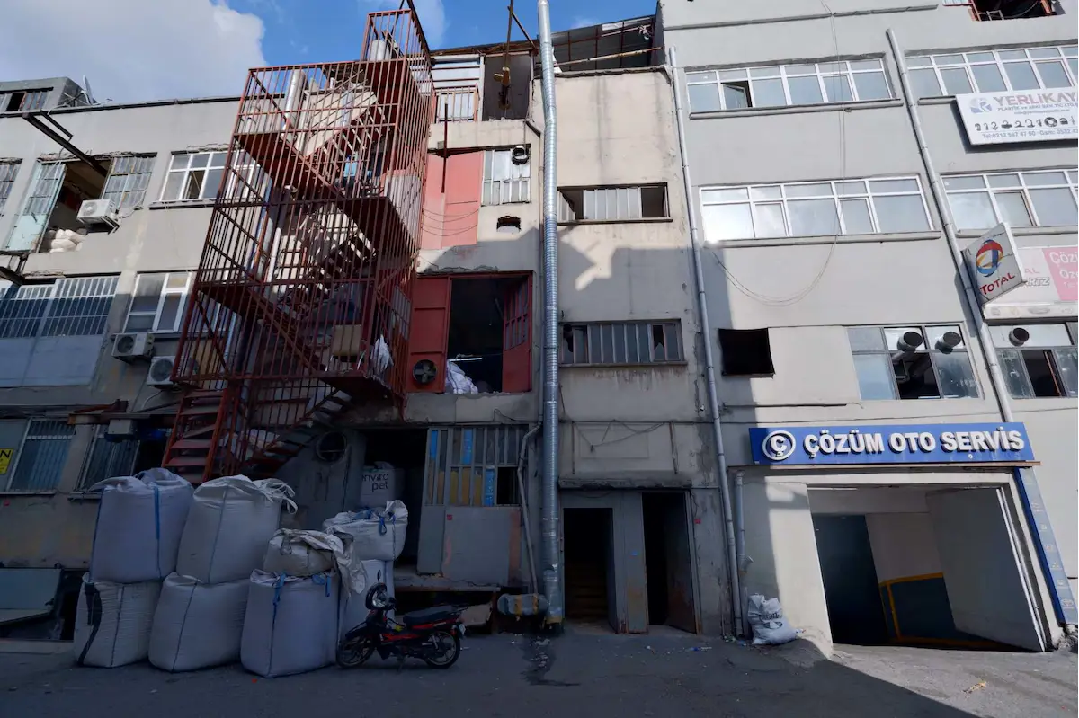 BAYRAMPAŞA SANAYI BÖLGESINDE SATILIK KOMPLE BINA 1200 M2