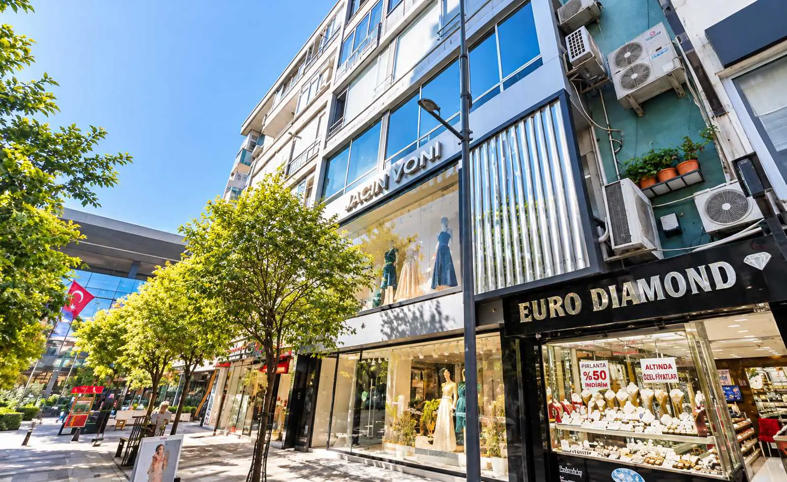 BAKIRKÖY ÇARŞIDA 2.ARAKAT 3+1 GENİŞ 130 M2