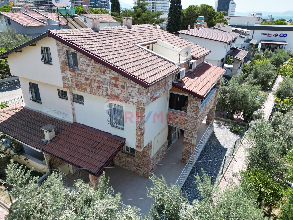KUŞADASI YAVANSU YEŞİLPINARKENT SİTESİNDE SATILIK 4+1 TRİPLEX YAZLIK 