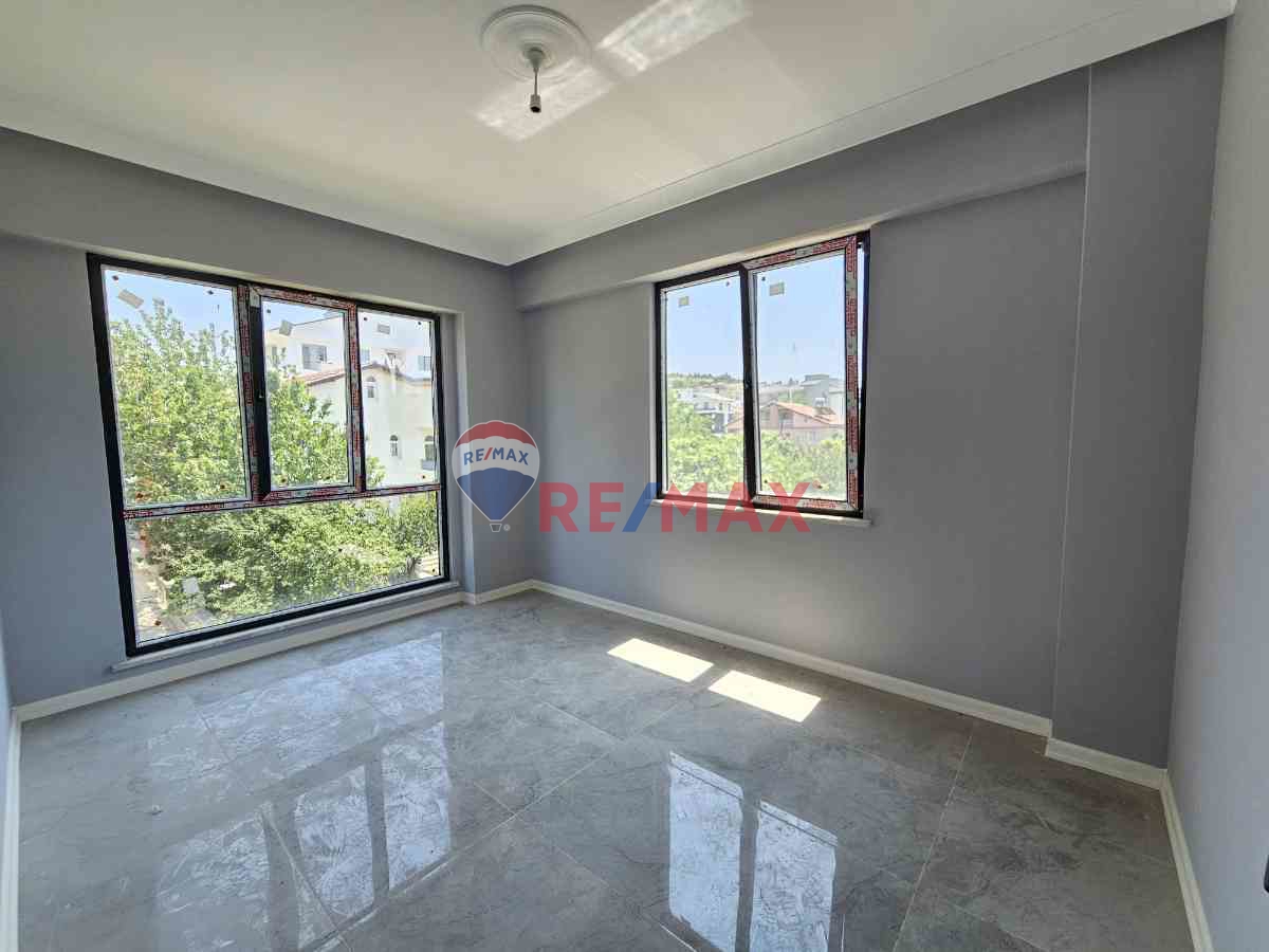 YALOVA REMAX 'DAN SİTELER MAH.DE DENİZE YAKIN 2+1 ARA KAT