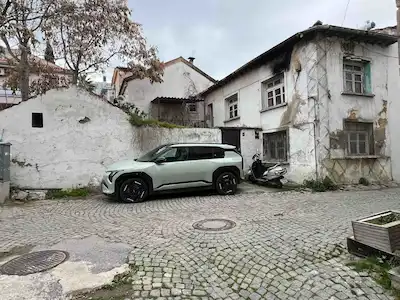 AYVALIK MERKEZDE KÖŞE KONUMLU, BÜYÜK BAHÇELİ TARİHİ TAŞ EV...