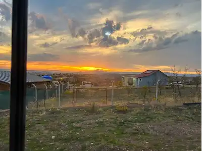 BATIKENT KARACAKAYA’DA EŞSİZ MANZARALI, YOLU OLAN, ANAHTAR TESLİM BAHÇELİ EV    