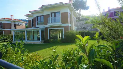 REMAX YELKEN'DEN GÜZELBAHÇE DE HAVUZLU GÜVENLİKLİ SİTE İÇİ TAM MÜSTAKİL VİLLA