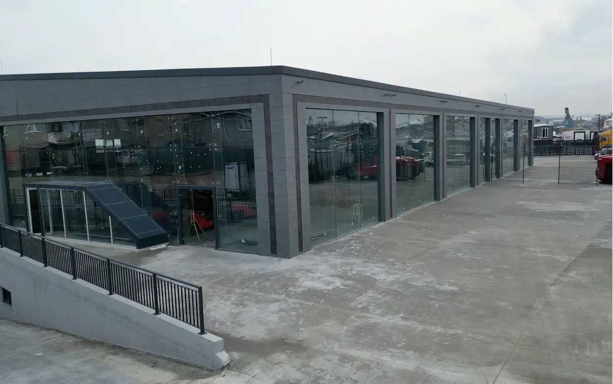 ORHANLI'DA CAM CEPHELI TICARI ALAN SHOWROOM & DÜKKAN