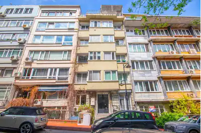 NİŞANTAŞI IHLAMUR YOLU'NDA BALKONLU, KOMPLE YENİLENMİŞ FERAH 2+1