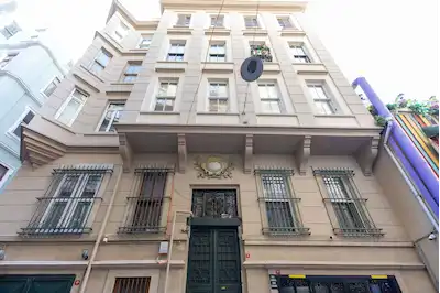 GALATA'NIN KALBİ, TARİHİ BİNADA ÖZEL MİMARİ TASARIMLI EŞYALI 2+1