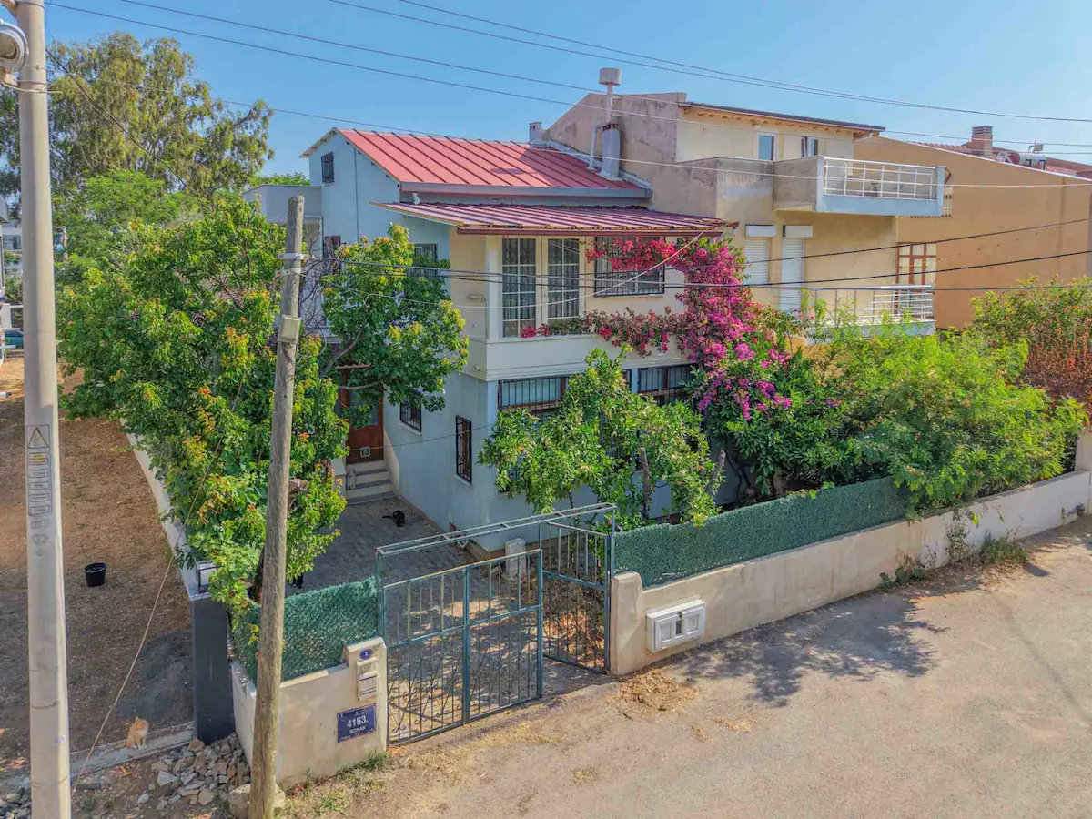 İZMIR URLA ZEYTINALANI MAH. 212M2 ARSA İÇERISINDE SATILIK VILLA