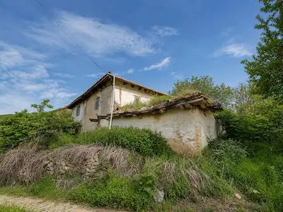 UŞAK BANAZ KARAKÖSE’DE MÜSTAKİL PARSELLİ BAĞ & BAHÇE VE KÖY EVİ