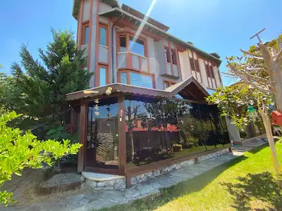 SERDİVAN İSTİKLAL MAHALLESİ’NDE MUHTEŞEM MANZARALI 5+1 ÖZEL TASARIM TRİPLEKS