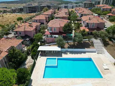 AYVALIK KÜÇÜKKÖY HAVUZLU SİTEDE 3.5+1 BALKONLU SATILIK YAZLIK