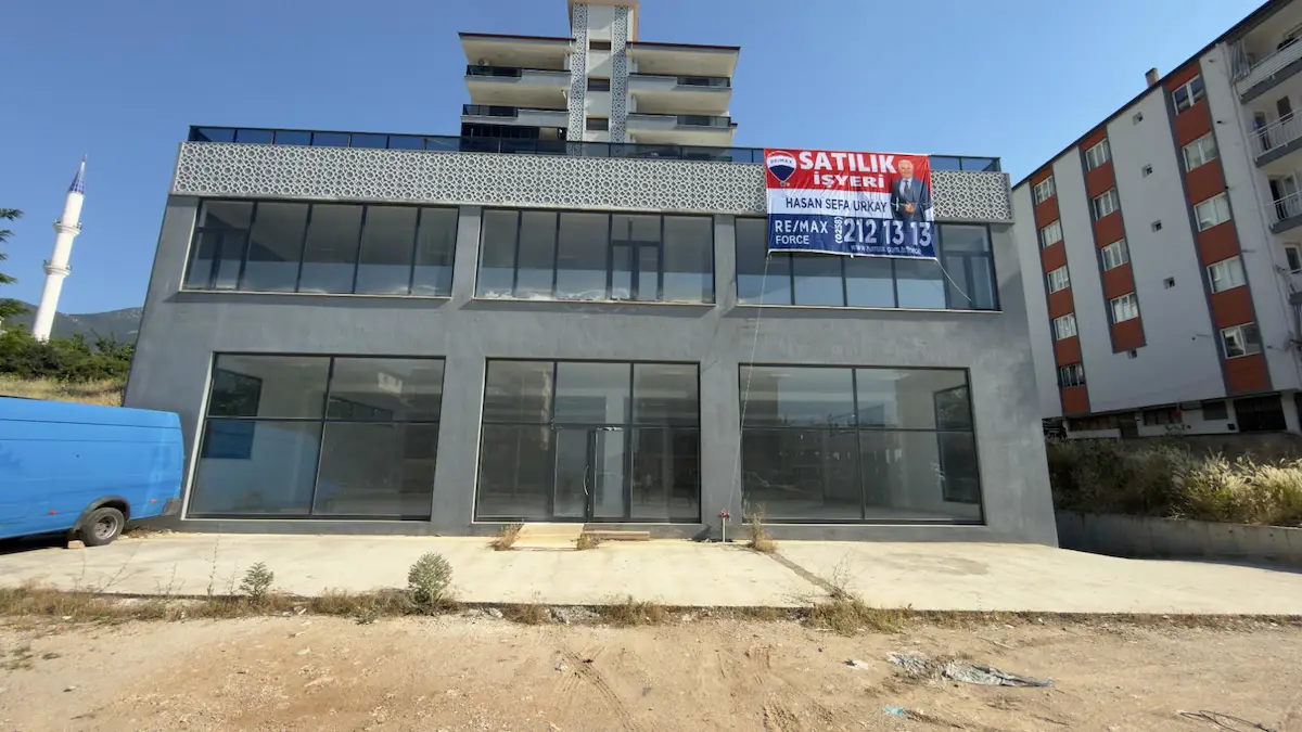 PAMUKKALE KERVANSARAY’DA ANA BULVAR ÜZERİ 1.361 M² NET, SIFIR, GİRİŞ KAT TİCARİ OFİS/İŞYERİ